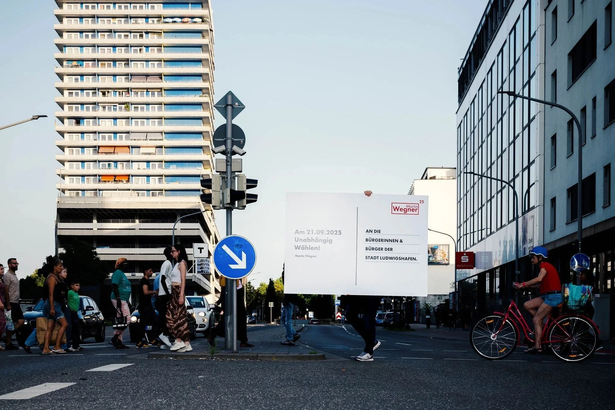 Martin Wegner Oberbürgermeisterkandidat für  Ludwigshafen  auf einer Stadtstraße mit einer übergroßen Postkarte.