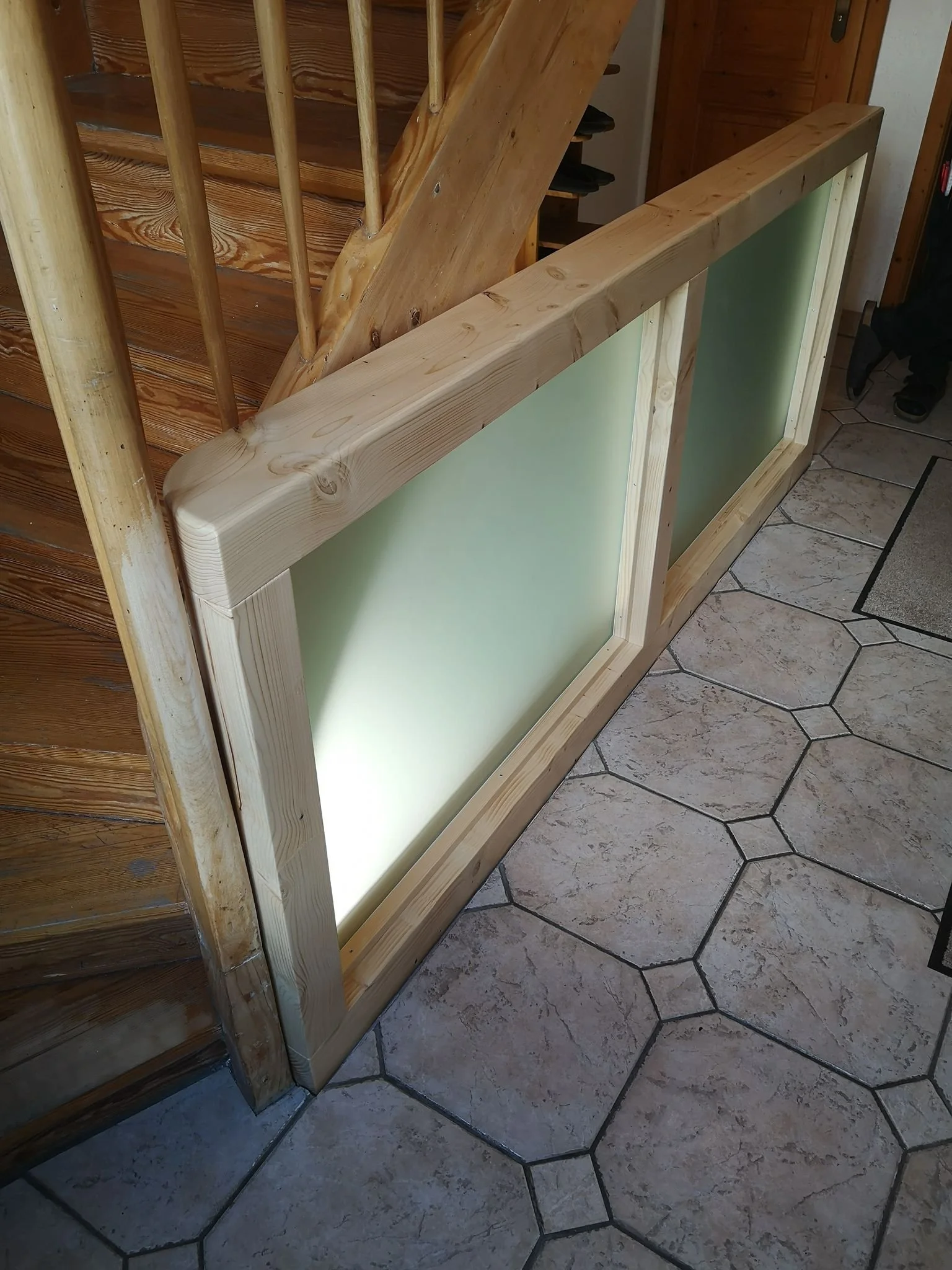 Holzgeländer mit lichtdurchlässiger Platte in einem Flugzeug