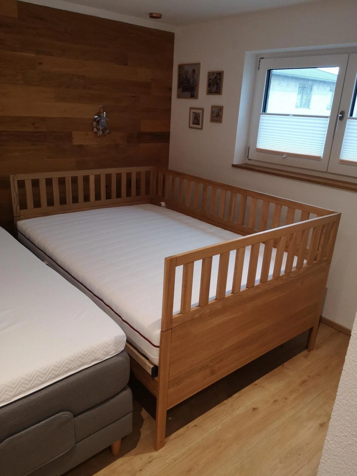 Holzbett und Holzwand