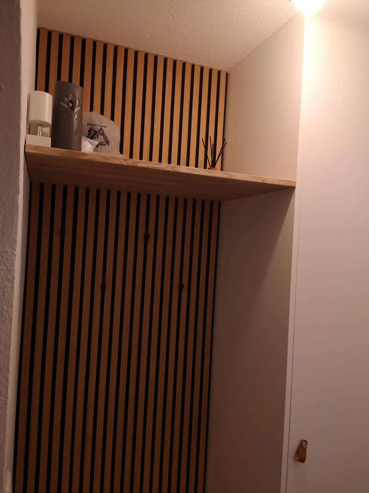 Garderobe aus Holz mit Akkustikpanelen