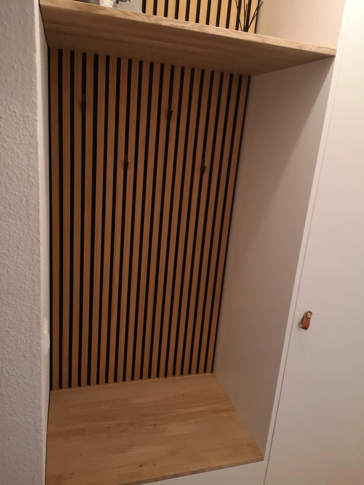 Garderobe aus Holz mit Akkustikpanelen
