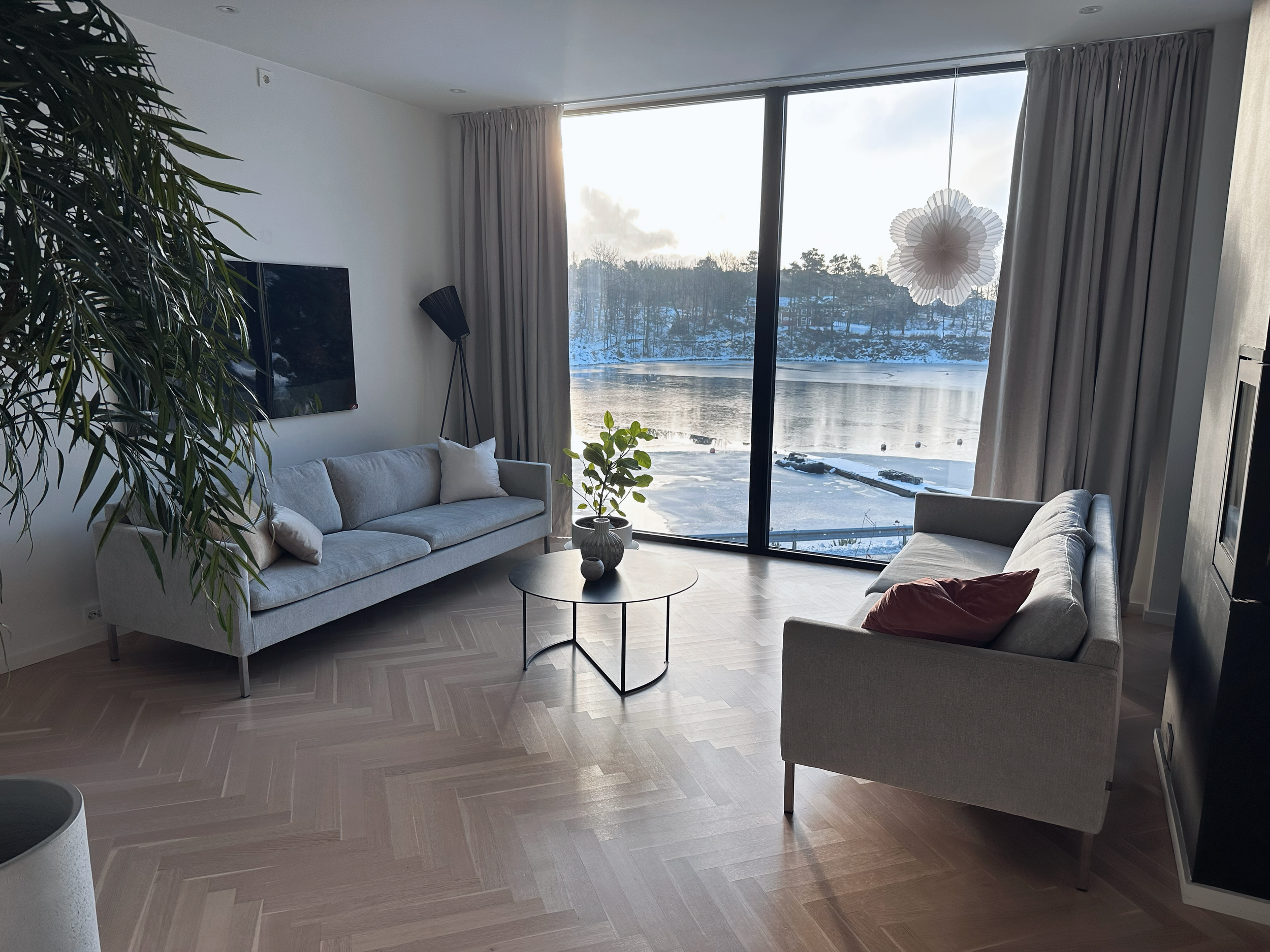 Moderne bolig på Dvergsnes, Kristiansand. Store vindusflater med utsikt. Stue.