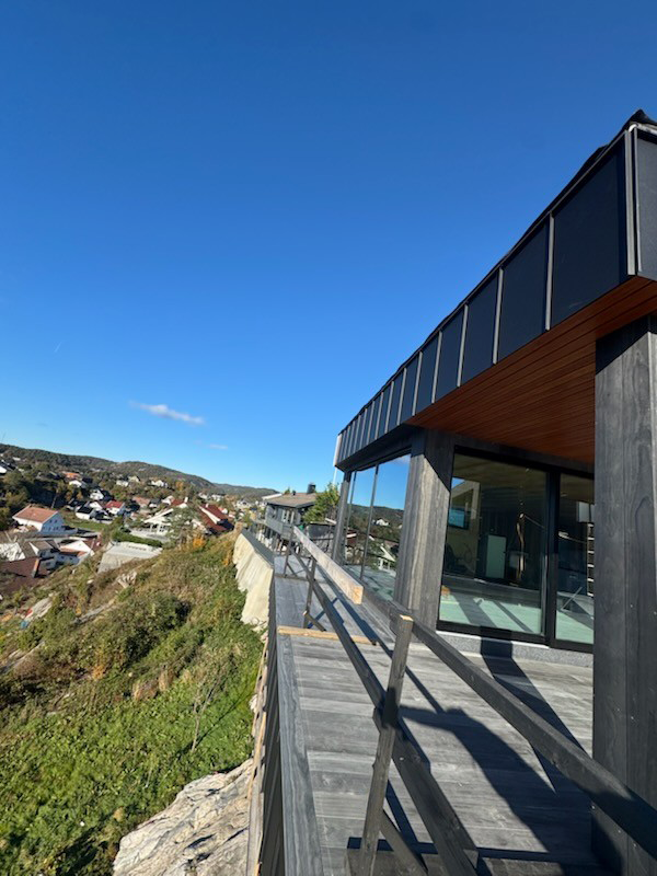 Bolig i Hølleveien, Søgne. Flat tak, basseng, terrasse. Takoverbygg