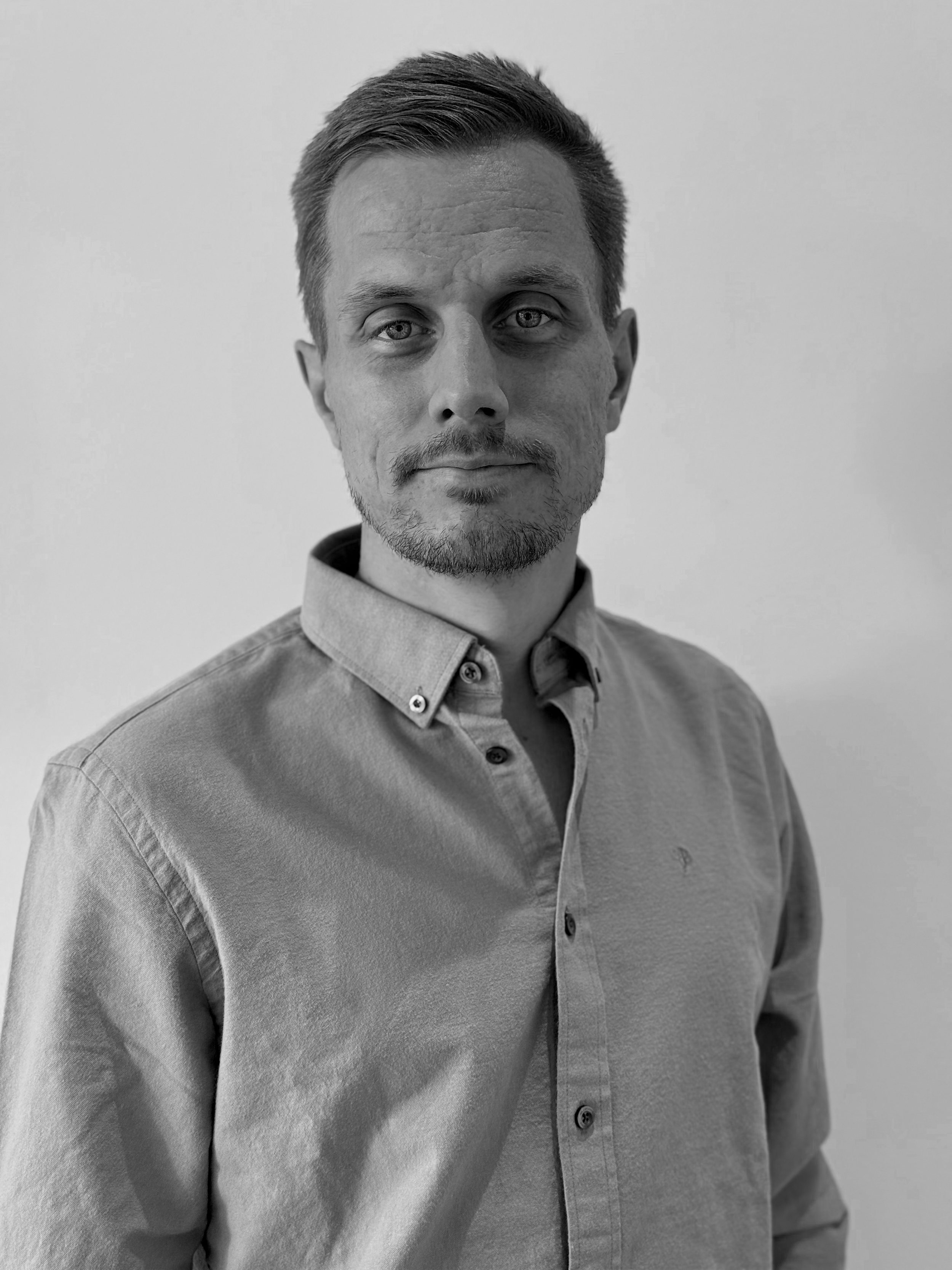 Svart-hvitt portrett av Jens Nielsen, arkitekt i Oculus Arkitektur.