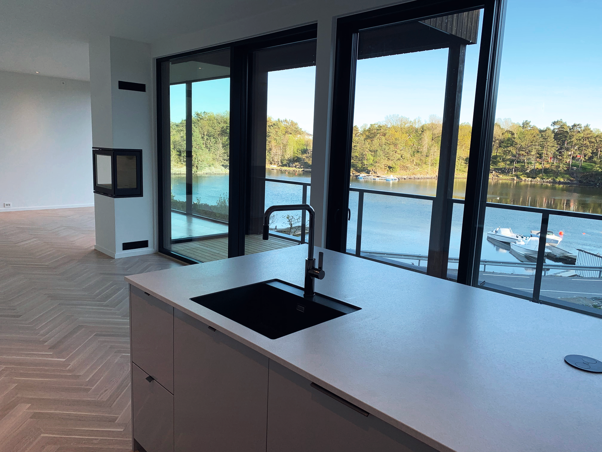 Moderne bolig på Dvergsnes, Kristiansand. Kjøkken med utsikt. Skyvedør
