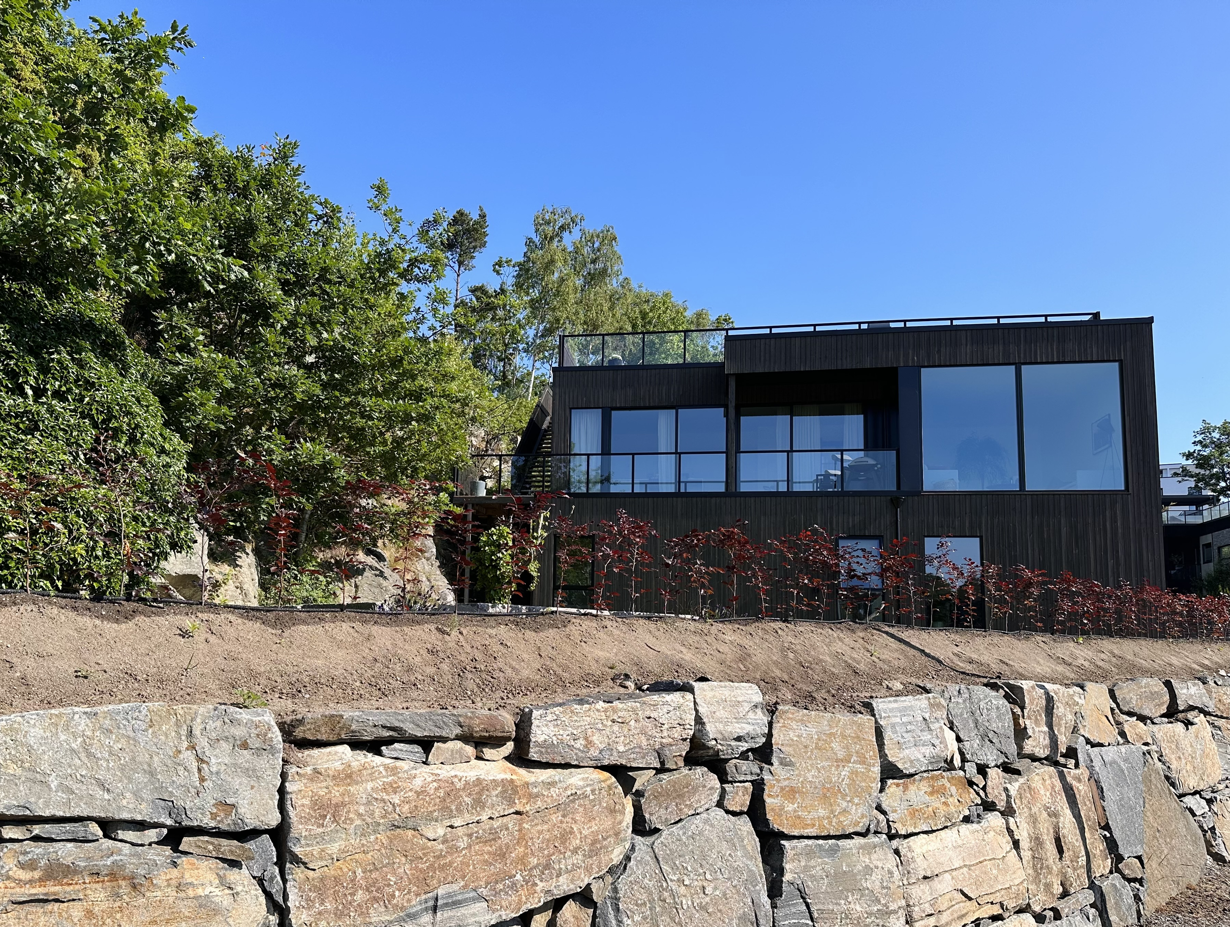 Moderne bolig på Dvergsnes, Kristiansand. Takterrasse og store vindusflater.
