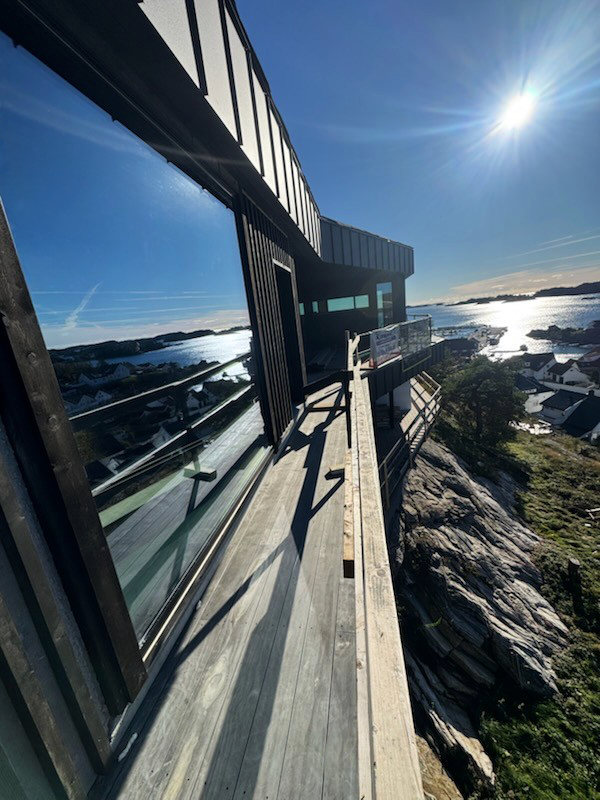 Bolig i Hølleveien, Søgne. Flat tak, store vindusflater, utsikt.