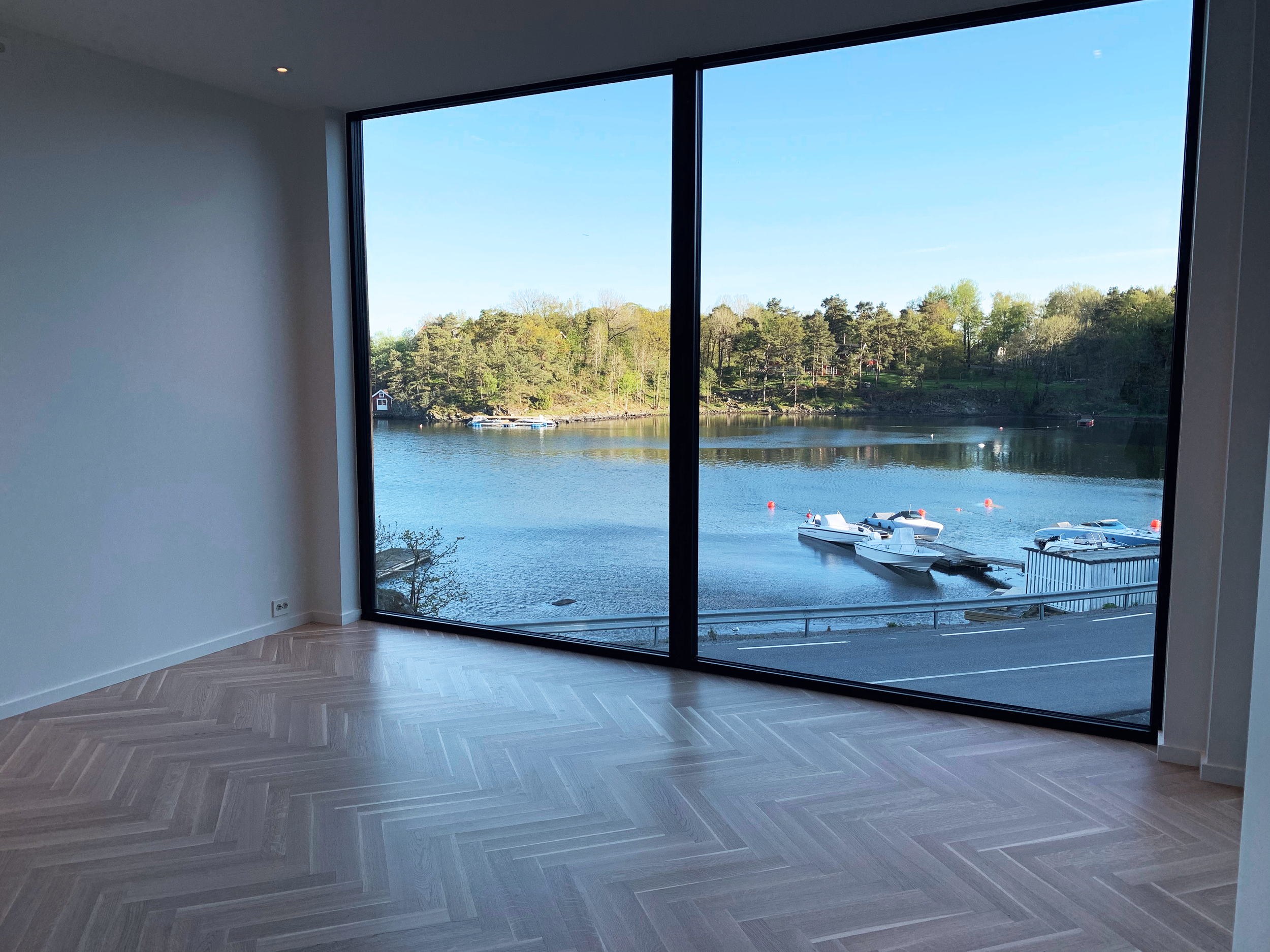 Moderne bolig på Dvergsnes, Kristiansand. Store vindusflater med utsikt.