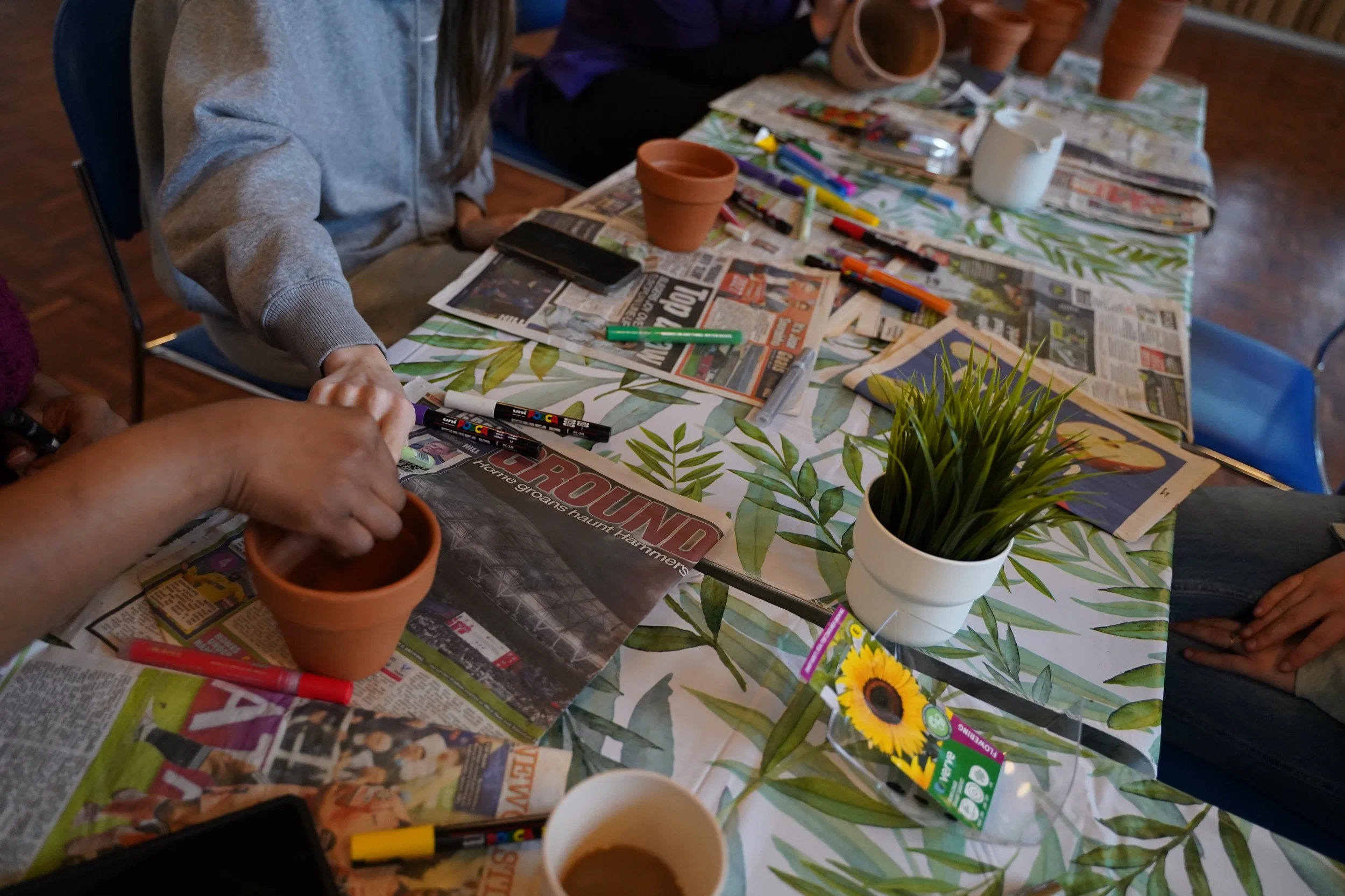 A few months ago, we had such a lovely session at Pillar Space Lordshill 🌱🎨

We spent the afternoon slowing down, getting creative with some mindful pot painting and planting seeds, and one of our incredible young people captured these beautiful mo