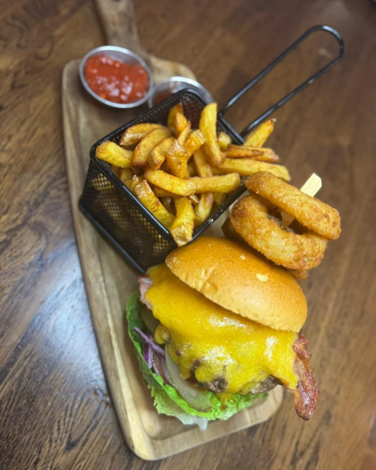 Our kitchen is officially back open today and serving until 8PM 👏

Just in time for Newcastle v Man United tonight ⚫⚪ 

We&rsquo;re giving you 20% off food &amp; drink 1 hour before kick-off, let's make a proper night of it 🍻🍔
Tag who you&rsquo;re