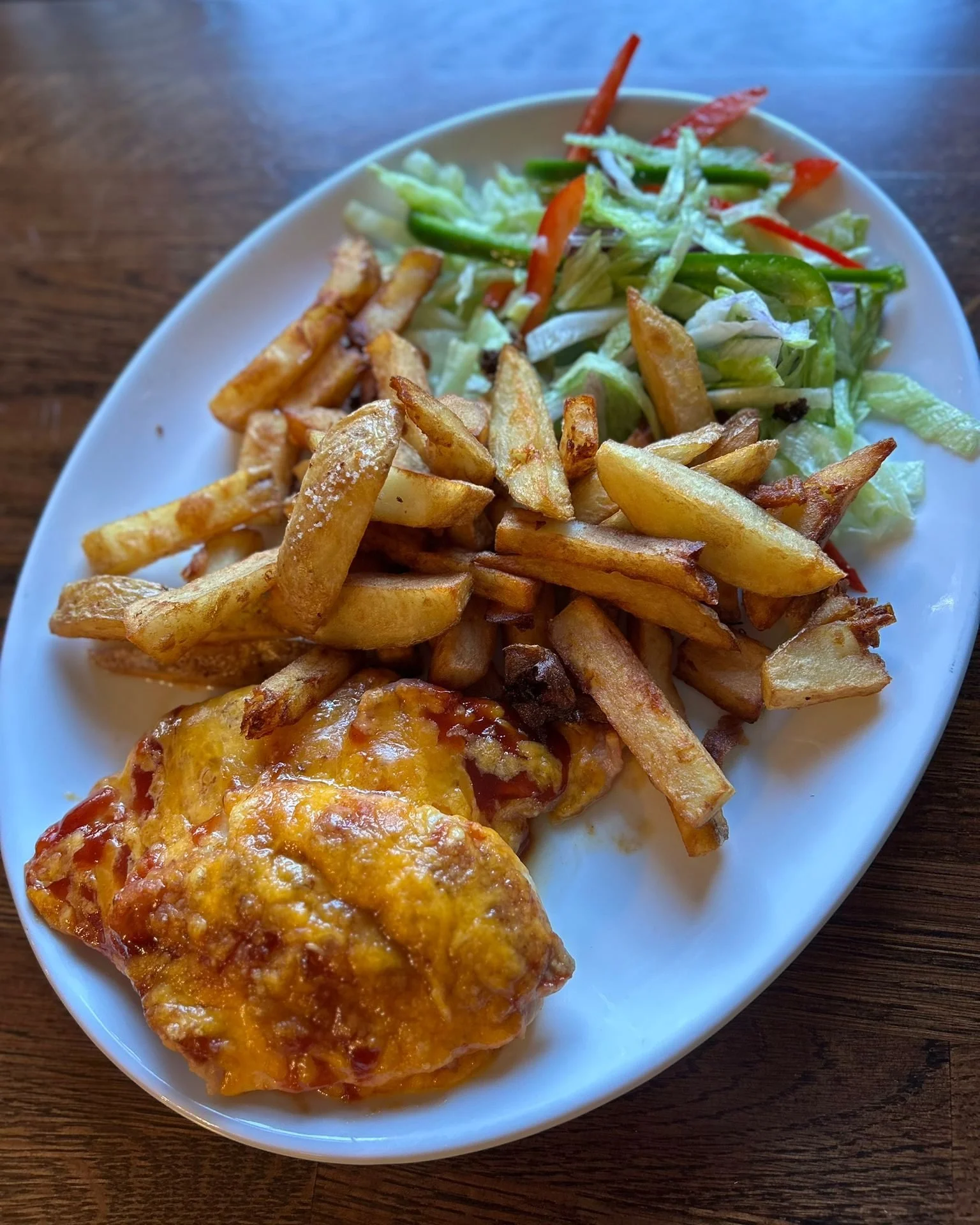 Monday blues? We&rsquo;ve got the cure 👀
Our Hunter&rsquo;s Chicken &ndash; loaded with BBQ sauce and melted cheddar, served with chips &amp; salad 🔥
Kitchen open &lsquo;til 8pm&hellip; you know what to do.