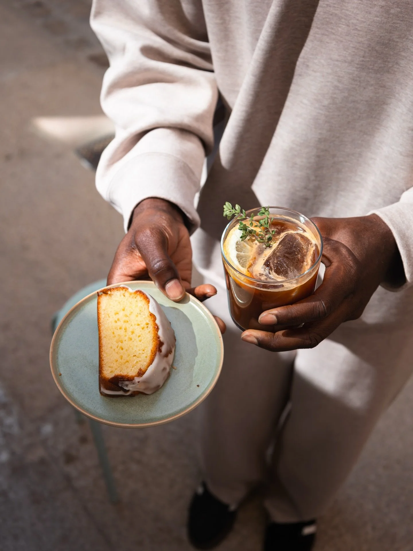 Recommendation of the week: pair a delicious slide (or more) of our lemon cake with a delicious espresso tonic by @vitalenta.lu ✨🤍