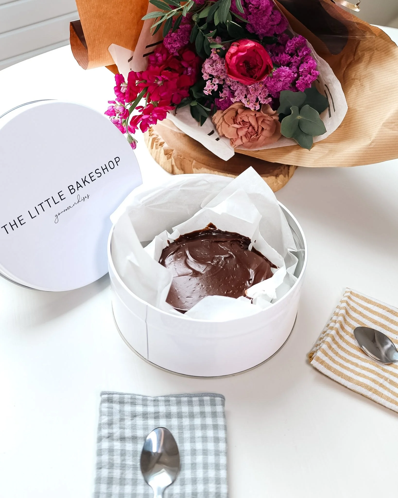 Mother&rsquo;s Day is coming!

Let&rsquo;s celebrate with an awesome Cake Picnic Box ❤️

Each box contains 
- a cake to share, in a tin box
- ⁠linen napkins 
- ⁠cute spoons 
- ⁠a note card

Add a flower bouquet from @infiiorata 

Order your box at th