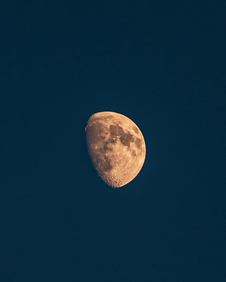 Lune en phase décroissante dans un ciel nocturne clair.