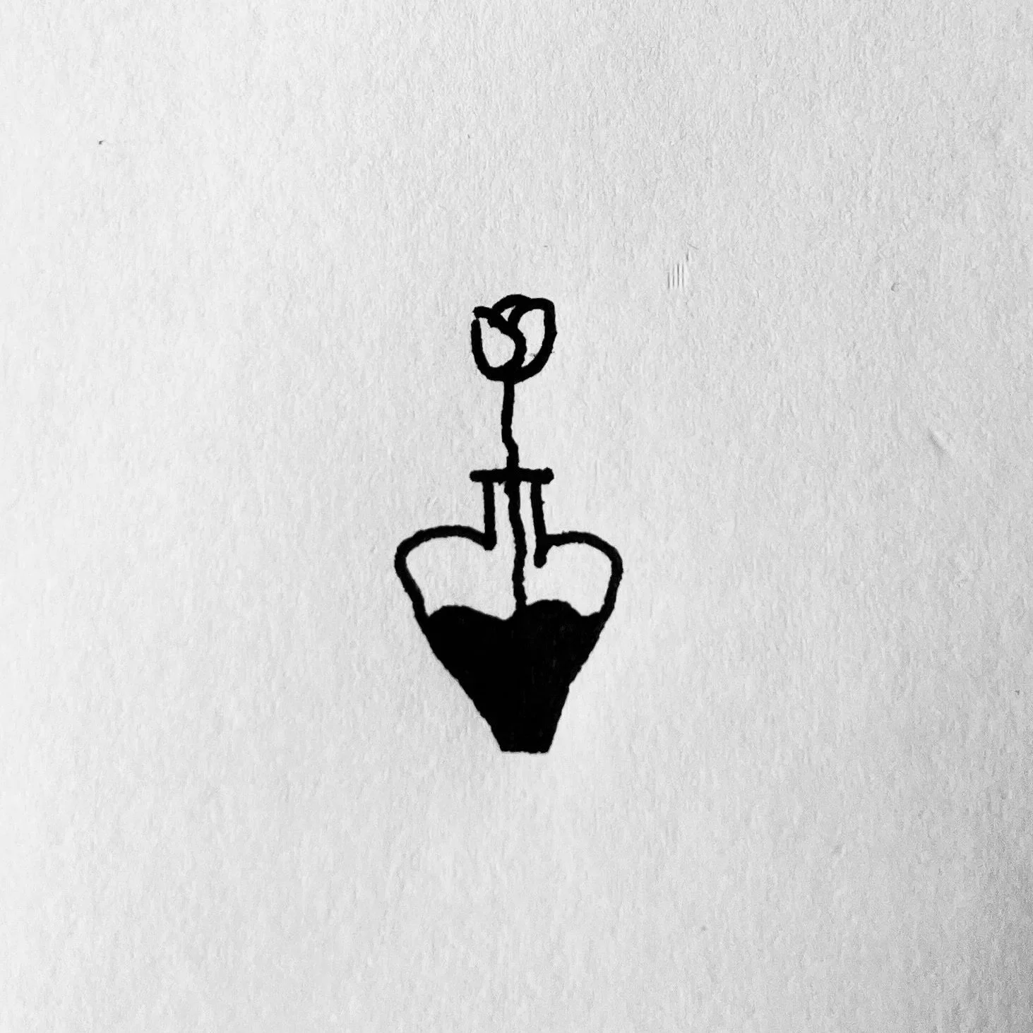 Eine einfache schwarze Handzeichnung einer Blume in einem Herzförmigen Topf, mit einer dünnen Stiel und einer Blüte.