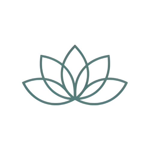 Dibujo de una flor de loto estilizada con líneas delgadas en color verde oscuro sobre fondo de una imagen de un masaje.