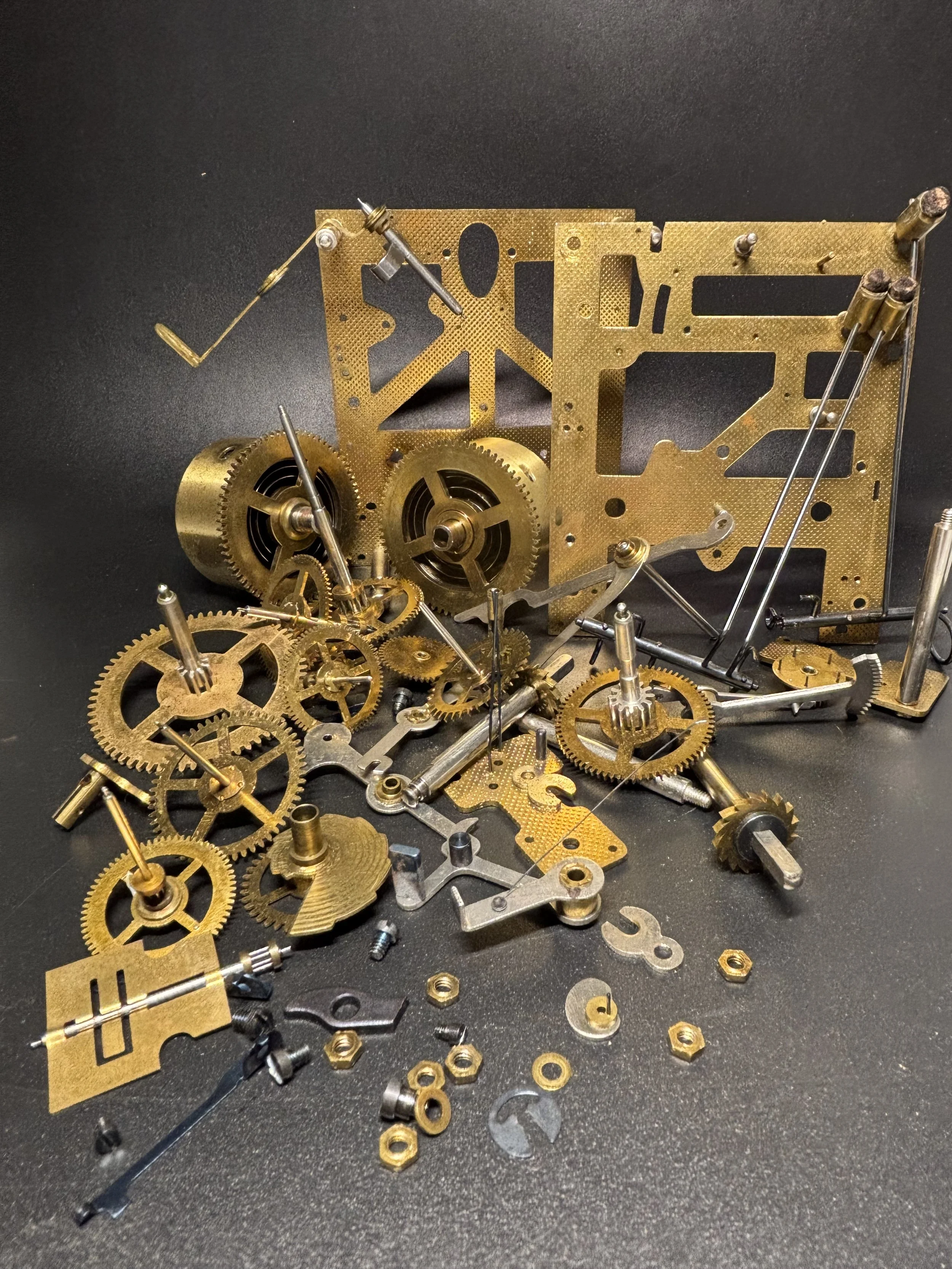 // Phase 0 : ENTROPIE
Das Chaos vor der Ordnung.
Die Einzelteile des zerlegten Uhrwerkes.