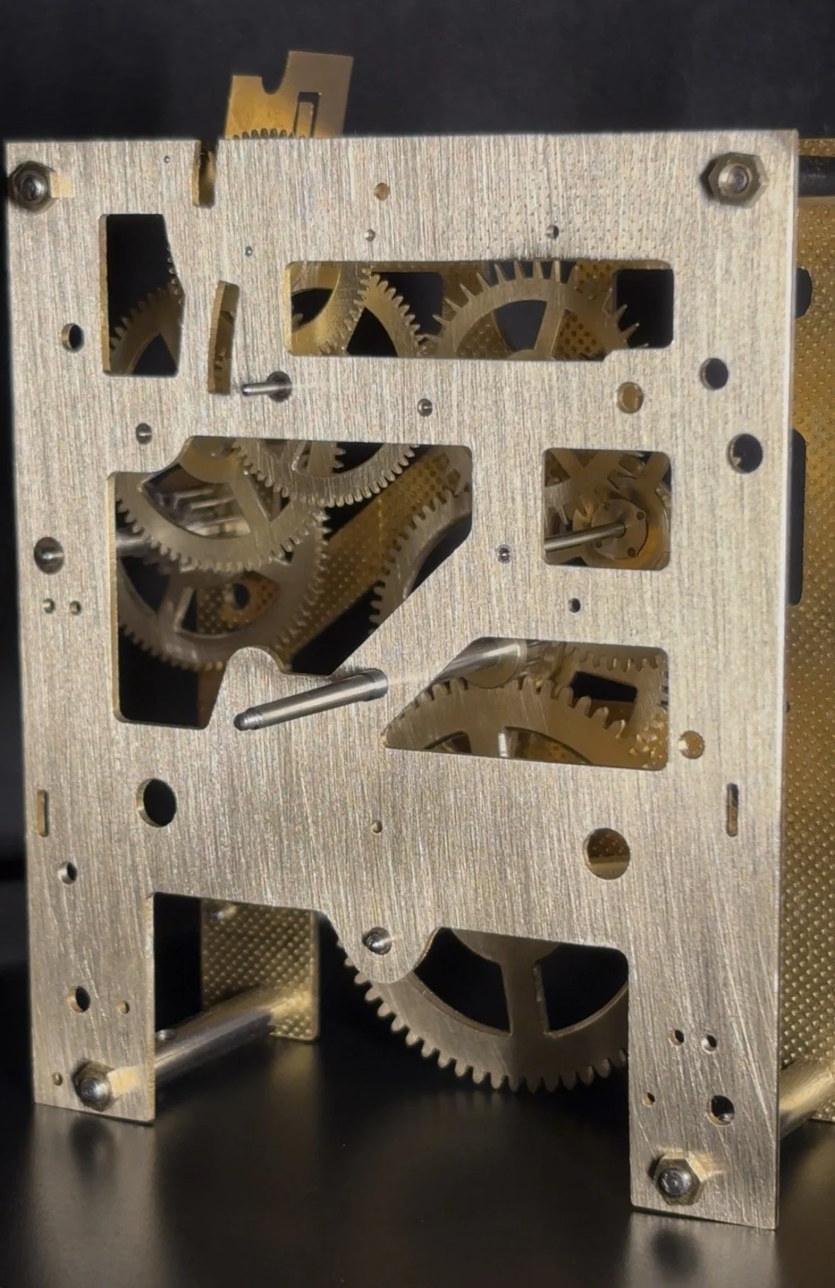 // STRUKTUR
Vertikaler Strichschliff der Frontplatine.
Das Fundament für die Gold und Palladium Beschichtung.