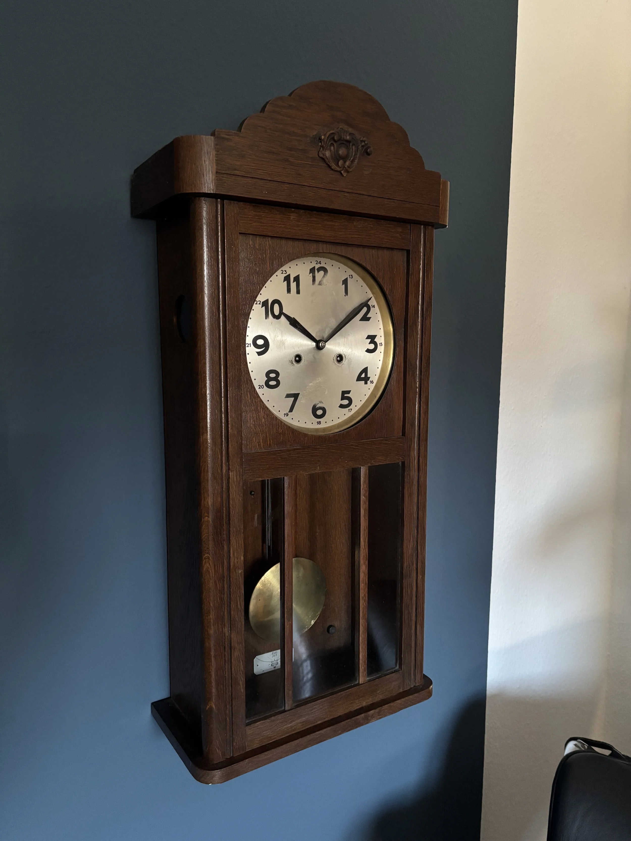 // URSPRUNG
Junghans Wanduhr (ca. 1930).
Der historische Ausgangszustand vor der Metamorphose.