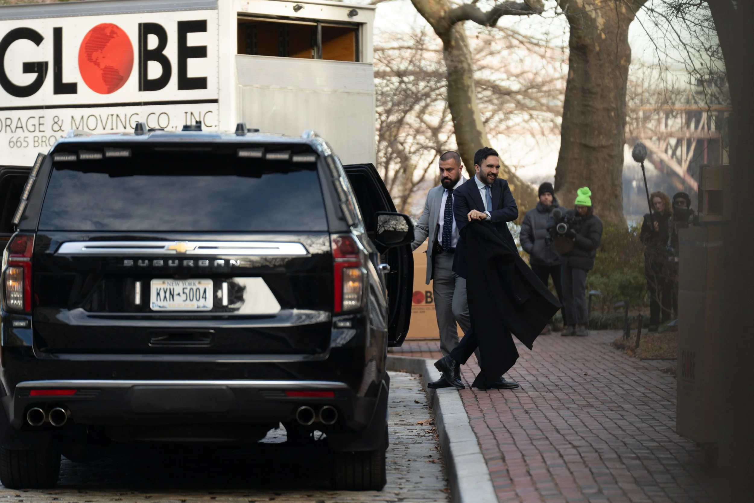 Ny_ZMMovesIntoGracieMansion_0005.jpg