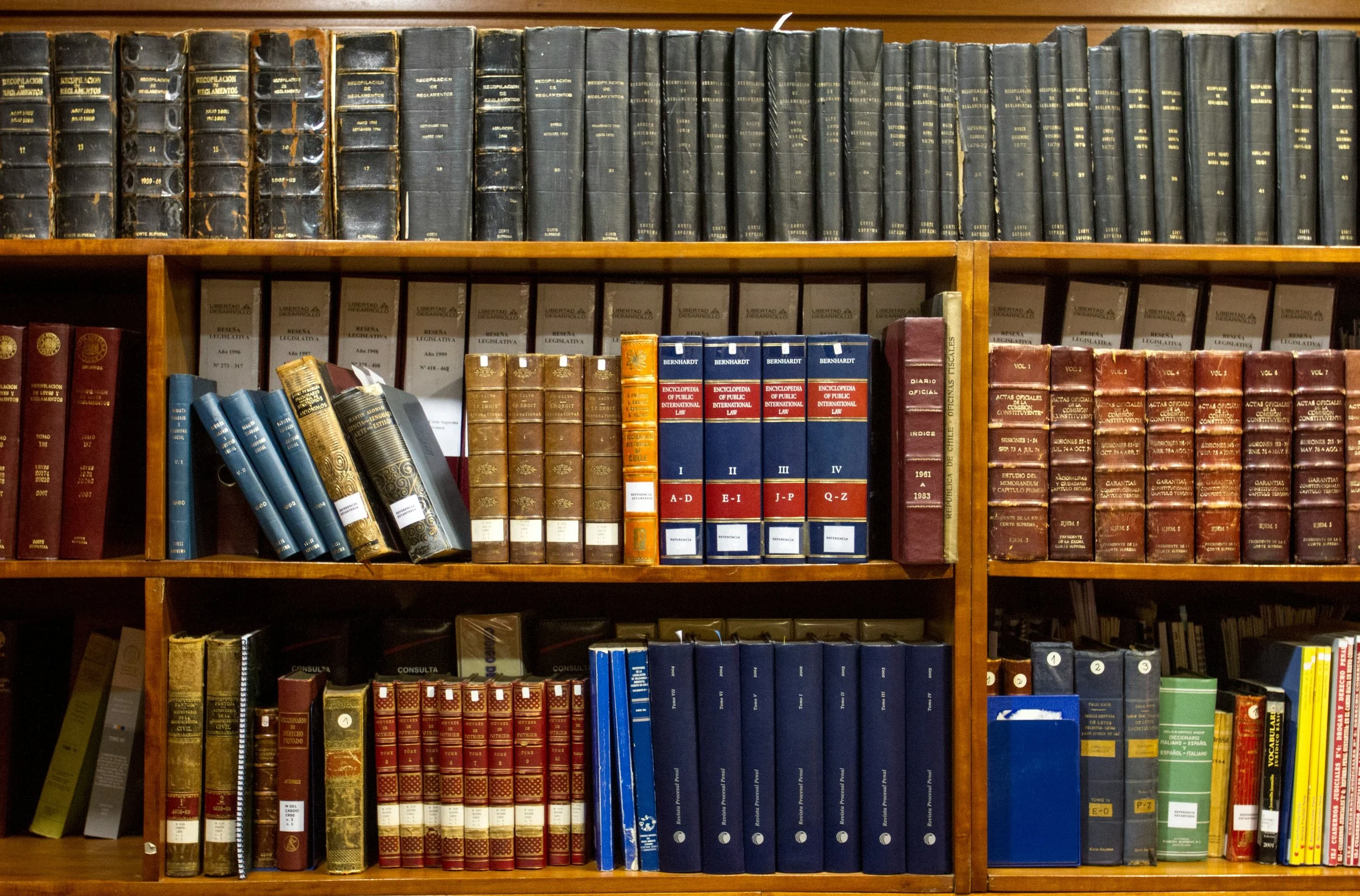 Bücherregale mit alten und neuen Büchern in einer Bibliothek.