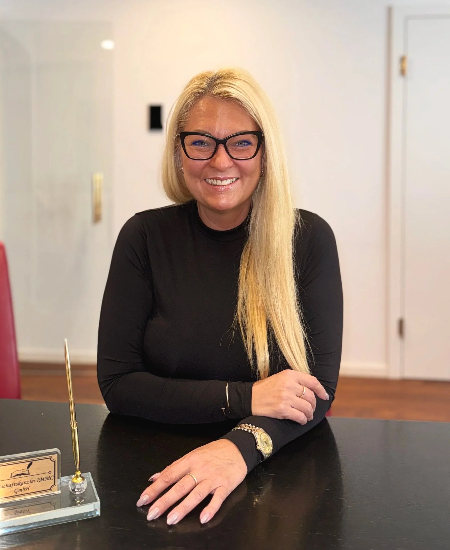 Schattenhafte Silhouette eines Mannes vor weißem Hintergrund.