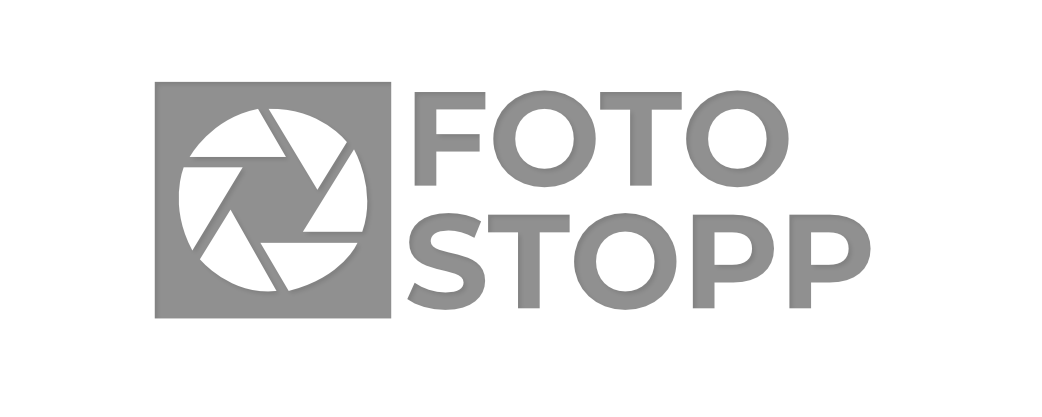 Logo mit Kameraobjektiv-Symbol und dem Text 'FOTO STOPP' auf schwarzem Hintergrund.