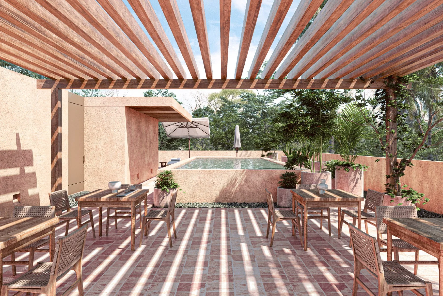 Área de la terraza con mesas y sillas de madera, piscina en el fondo, pérgola de madera con sombras proyectadas y plantas verdes en macetas.