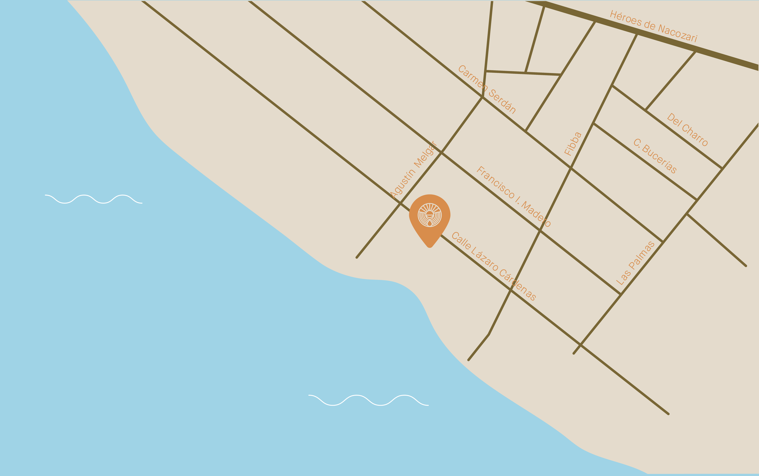 Mapa de una zona costera con calles señaladas y una marca en la calle Lázaro Cárdenas cerca del agua, indicando un punto de interés.