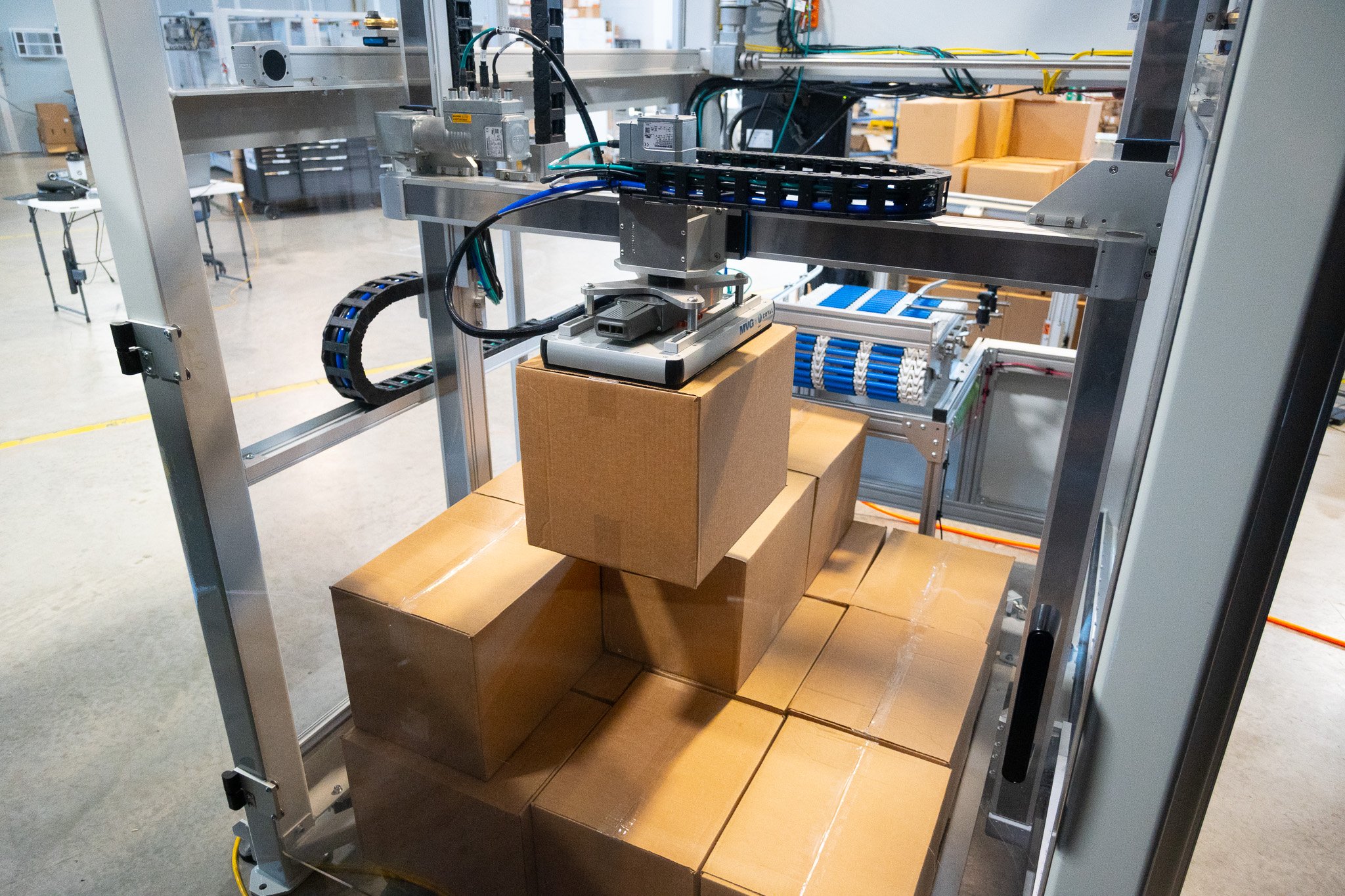 A compact, automatic palletizer stacks boxes
