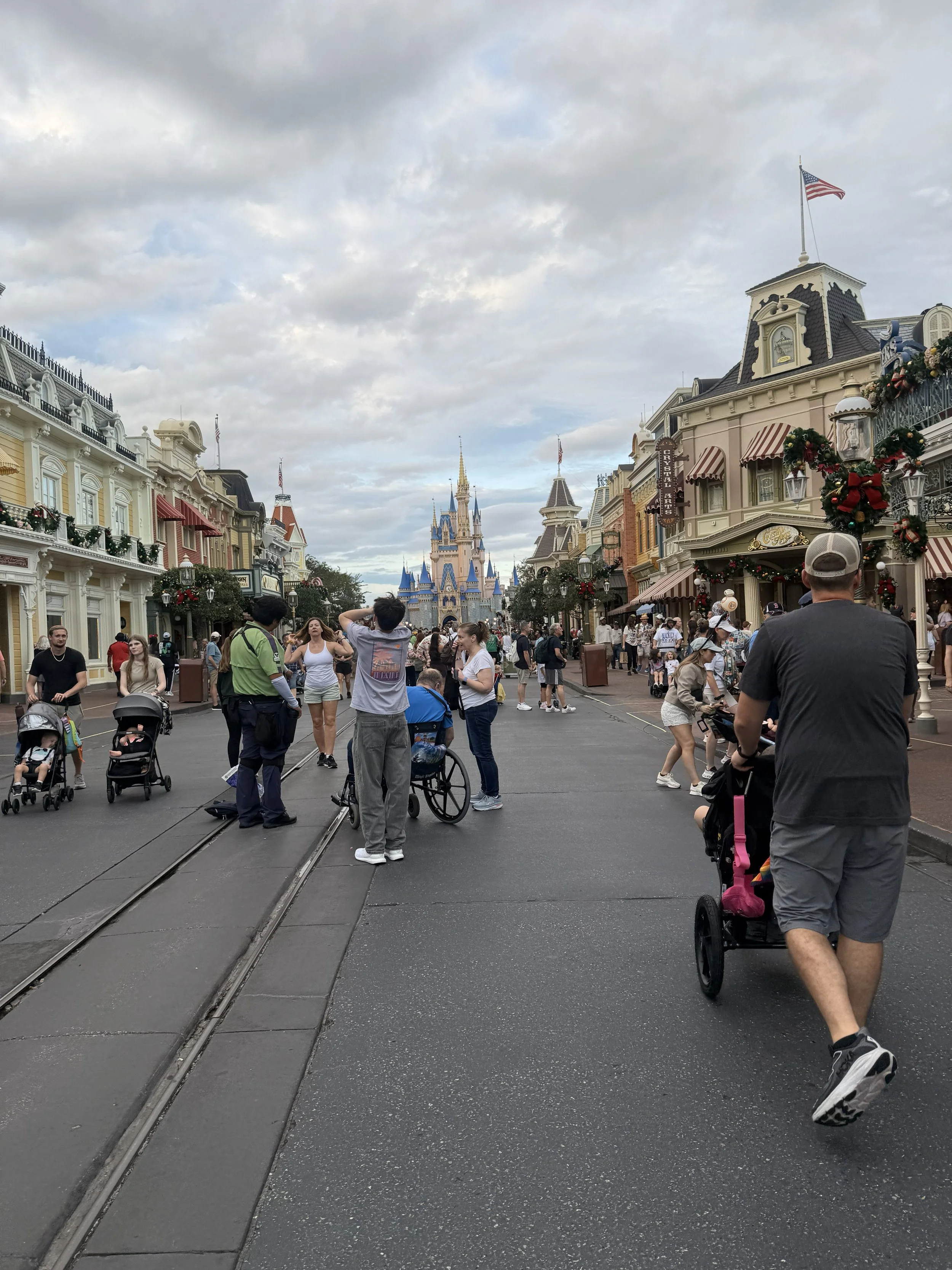 Why Smart Travelers Build a Mental Map of Disney Parks Before They Ever Scan In