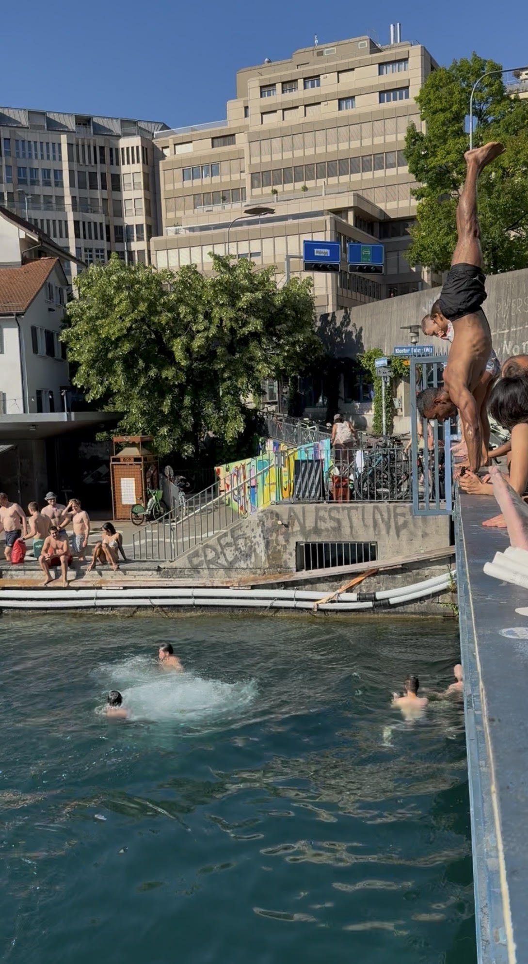 Zurichers cooling off in the Limmat