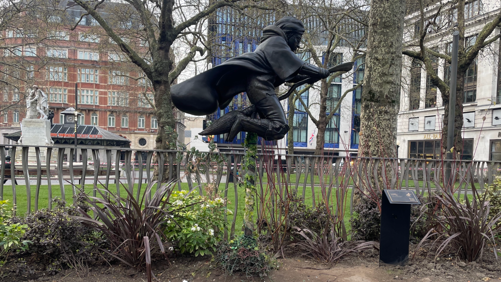Harry Potter, Statues in the Square, Leicester Square Before.png