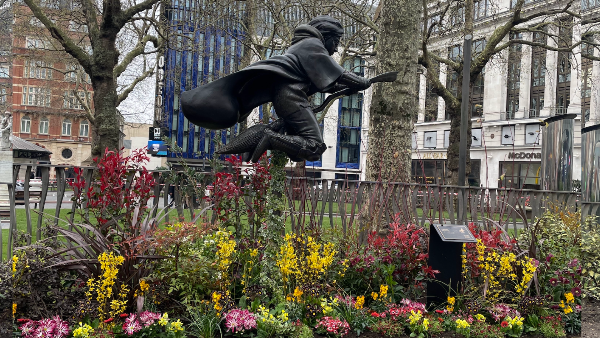 Harry Potter, Statues in the Square, Leicester Square After.png