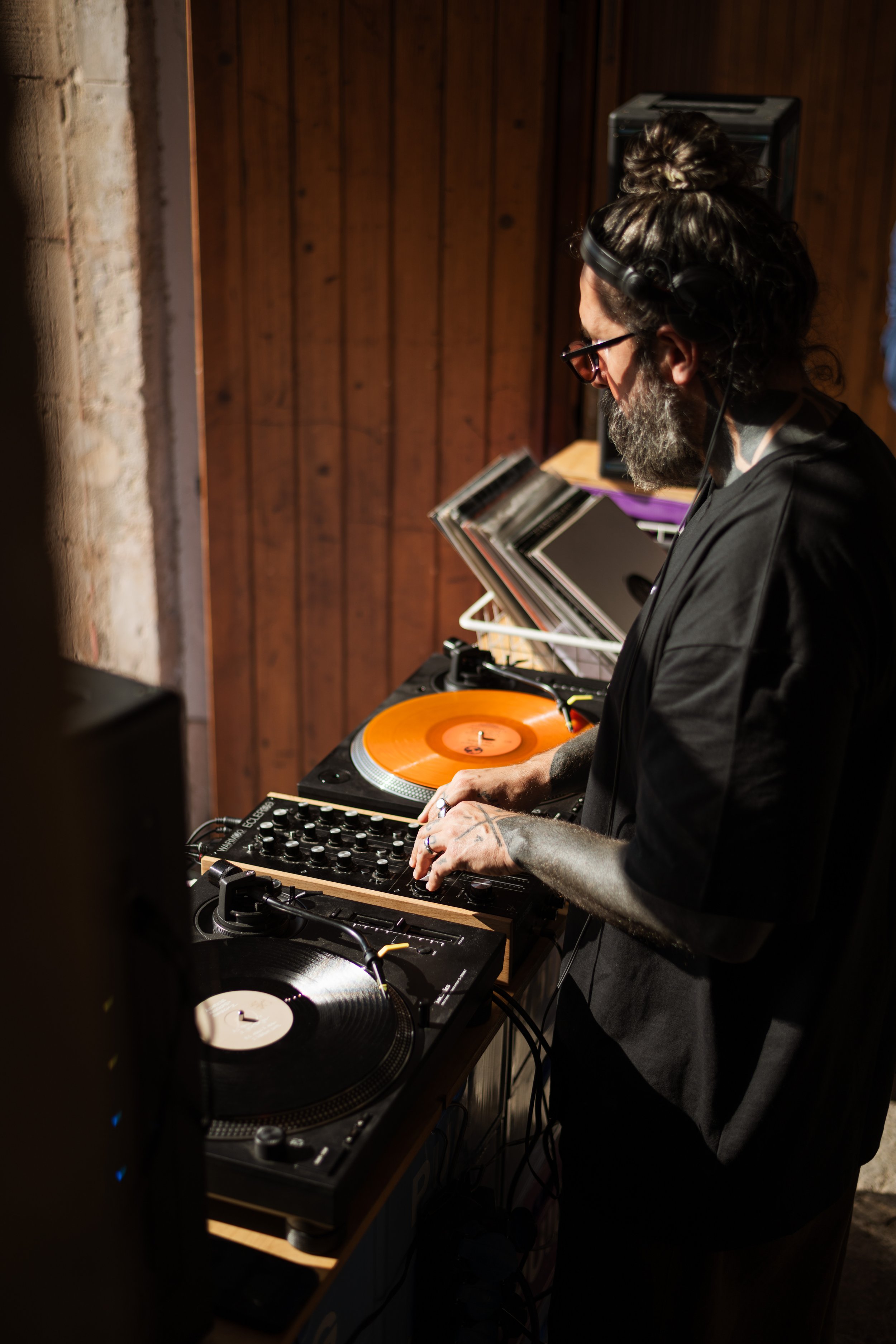 Deejay mezclando con vinilos, en directo.