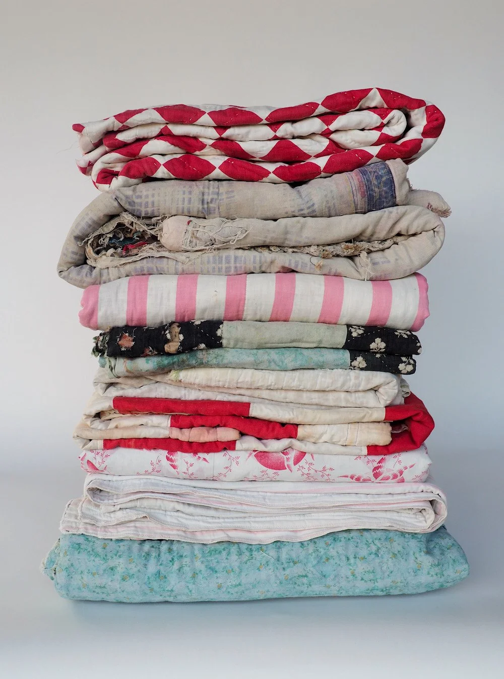 10.Beaudette_Pile de Courtepointes_objets trouvés_2023.jpg