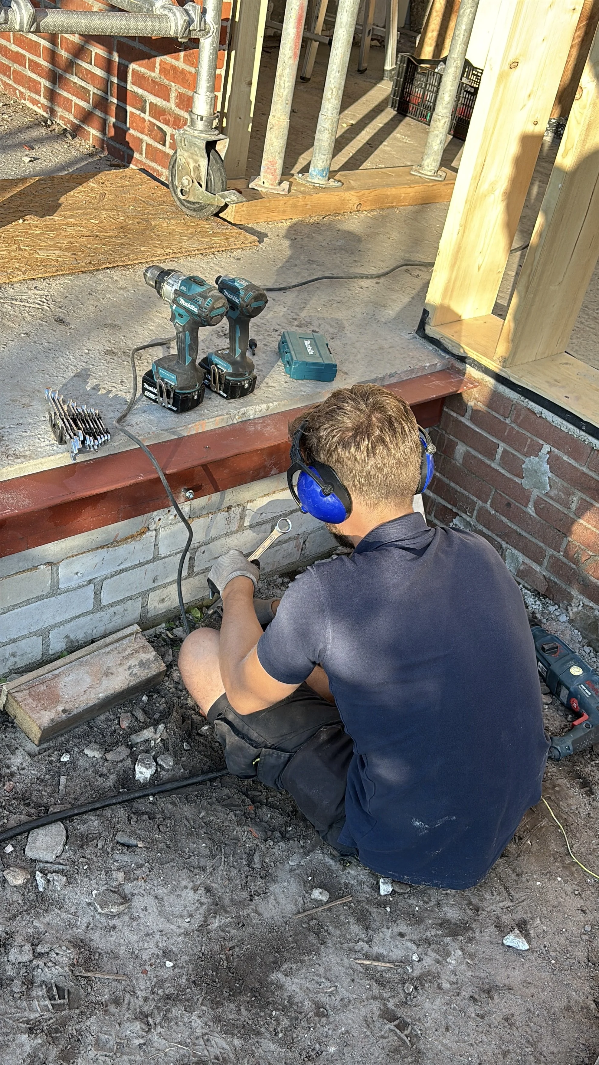 Balk aan muur bevestigen