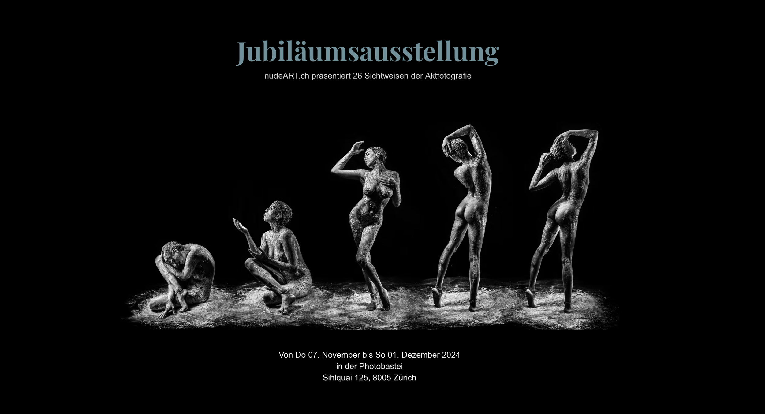 Schwarze Galeriewand mit weißen Skulpturen von Frauen in verschiedenen Posen, Werbung für eine Jubiläumsausstellung vom 7. November bis 1. Dezember 2024 in Zürich.