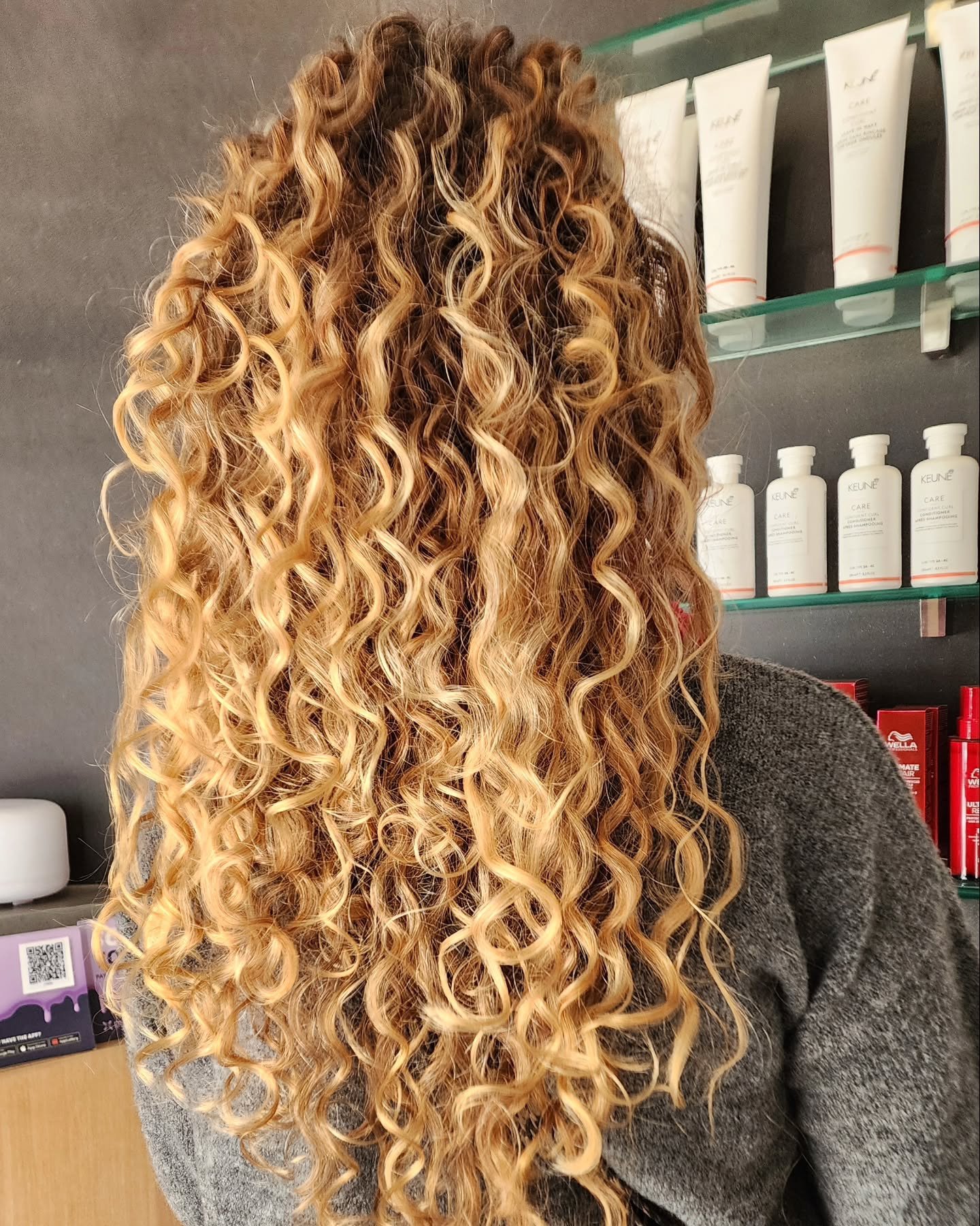 ⁠
Your scalp deserves love too! 💆🏾&zwj;♀️✨⁠
⁠
Summer can be harsh on your hair and scalp&mdash;causing dryness, flaking, and dullness. This is your sign to book that appointment and bring hydration *back* into your crown. Let&rsquo;s restore moistu