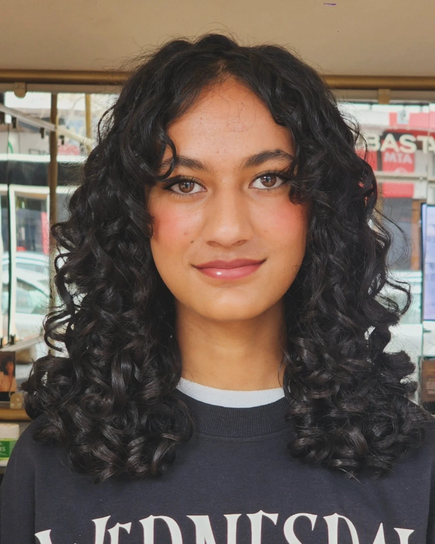 THE ULTIMATE CURLYGIRL EXPERIENCE⁠
➰Detailed Diagnosis magnified 400 times the naked eye ⁠
➰Deep cleansing build up removing hair and scalp scrub⁠
➰Luxurious Peppermint Cowash ⁠
➰Tension releasing hair and scalp massage in our relaxing, elevated mass