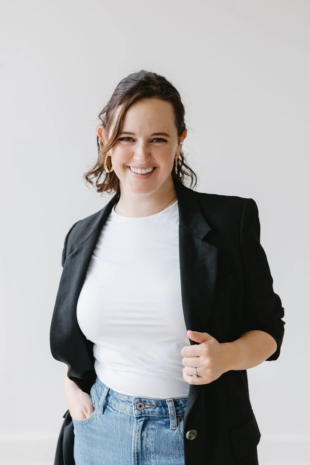 Chelsea Kern is a friendly young female real estate agent ready to assist clients in Seattle neighborhoods like Ballard, Queen Anne, and Magnolia.