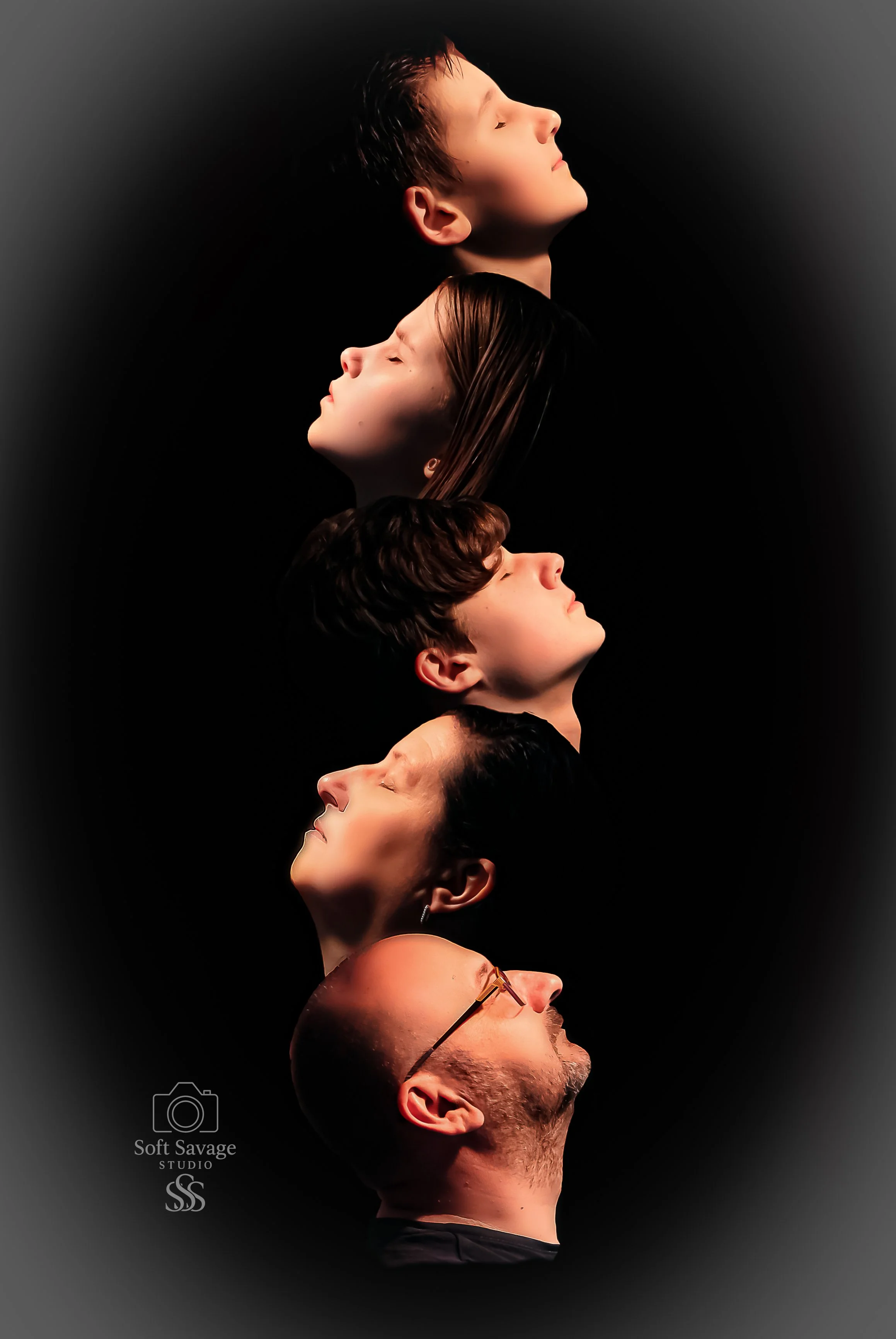 Fünf Personen mit geschlossenen Augen, nach oben gerichtet, in einer vertikalen Anordnung, gegen schwarzen Hintergrund.