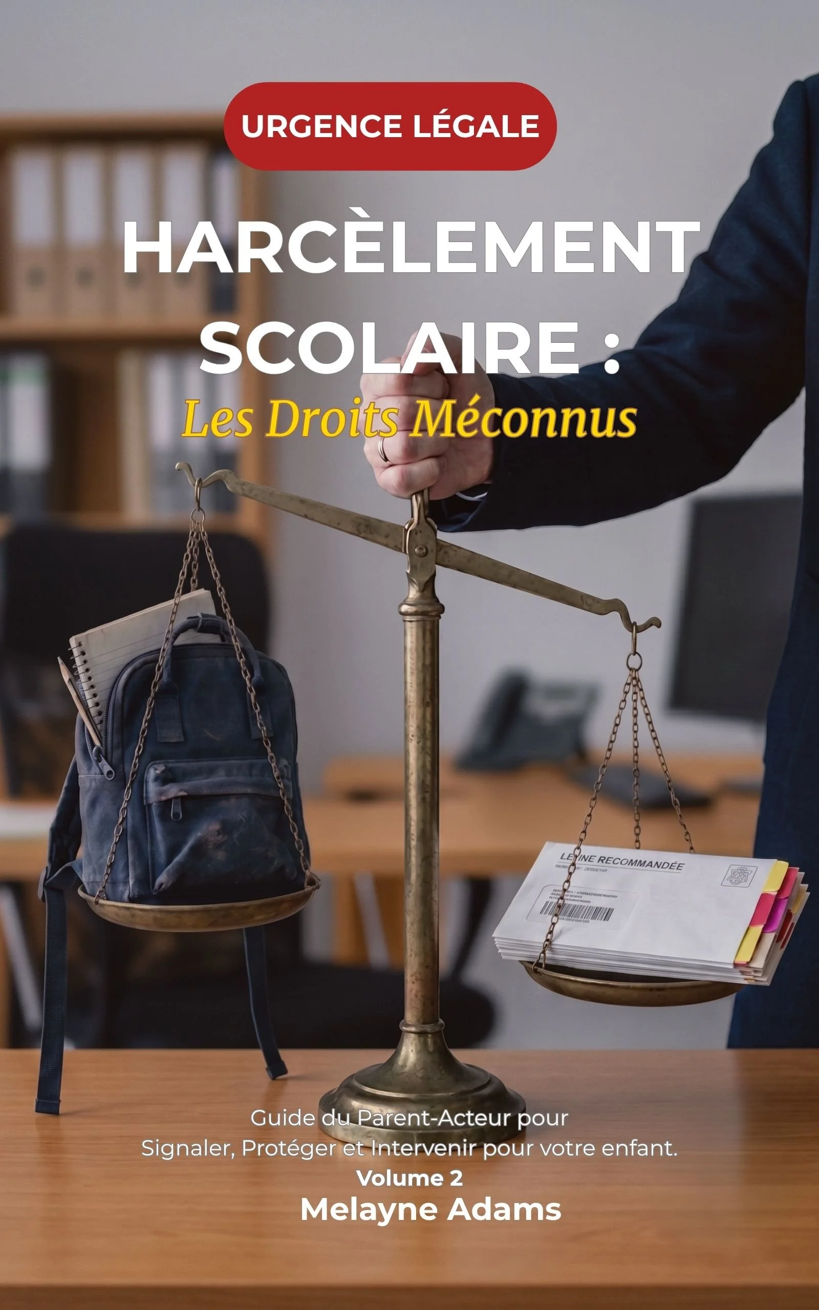Couverture d'un guide sur la lutte contre le harcèlement scolaire, avec une balance de justice contenant un sac à dos d'enfant et des dossiers, en arrière-plan un bureau et une étagère.