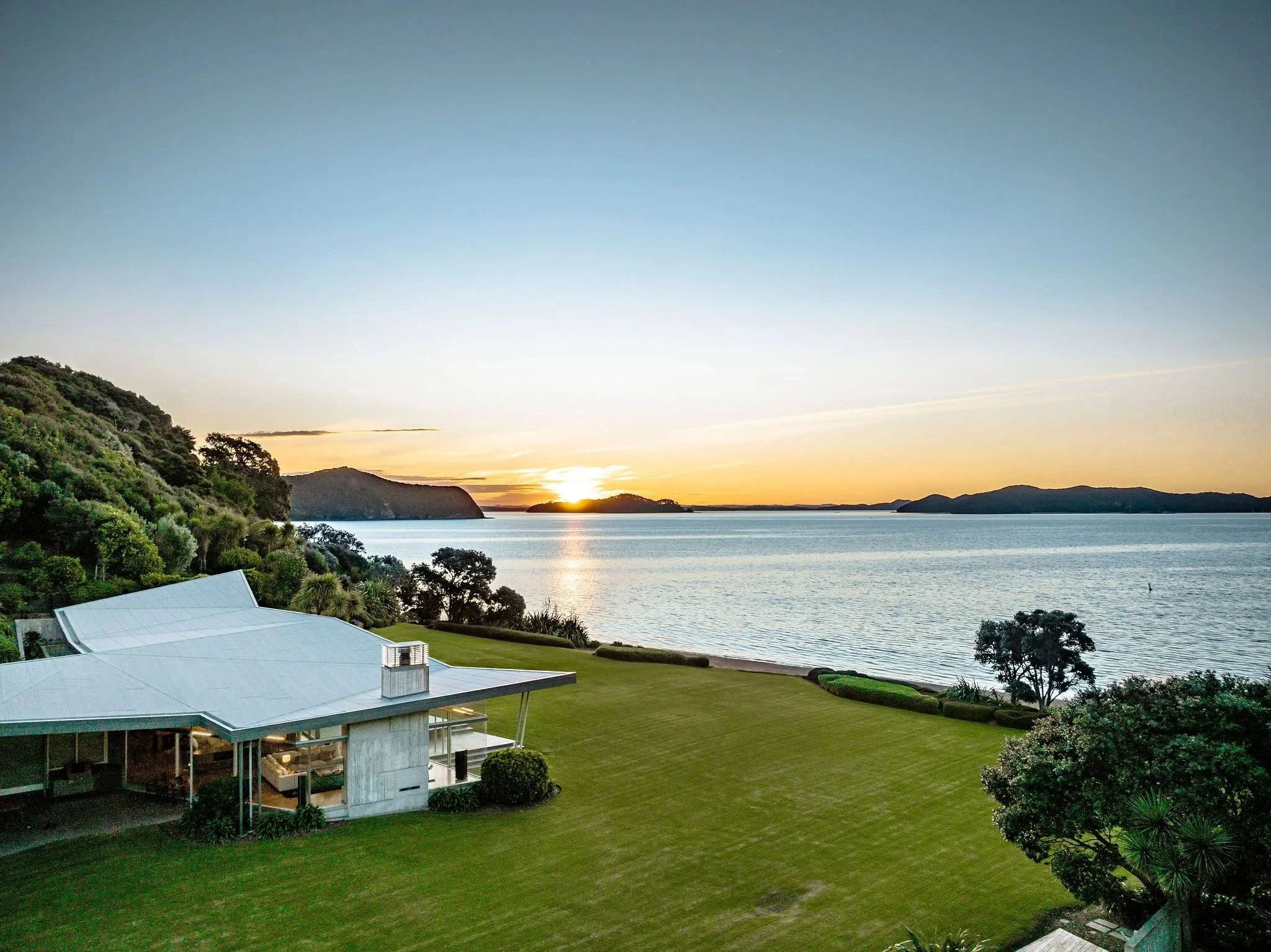 Ultra-high-net-worth New Zealand property showcased at sunset, highlighting the global reach and bespoke vendor support of NZ Sotheby’s International Realty.