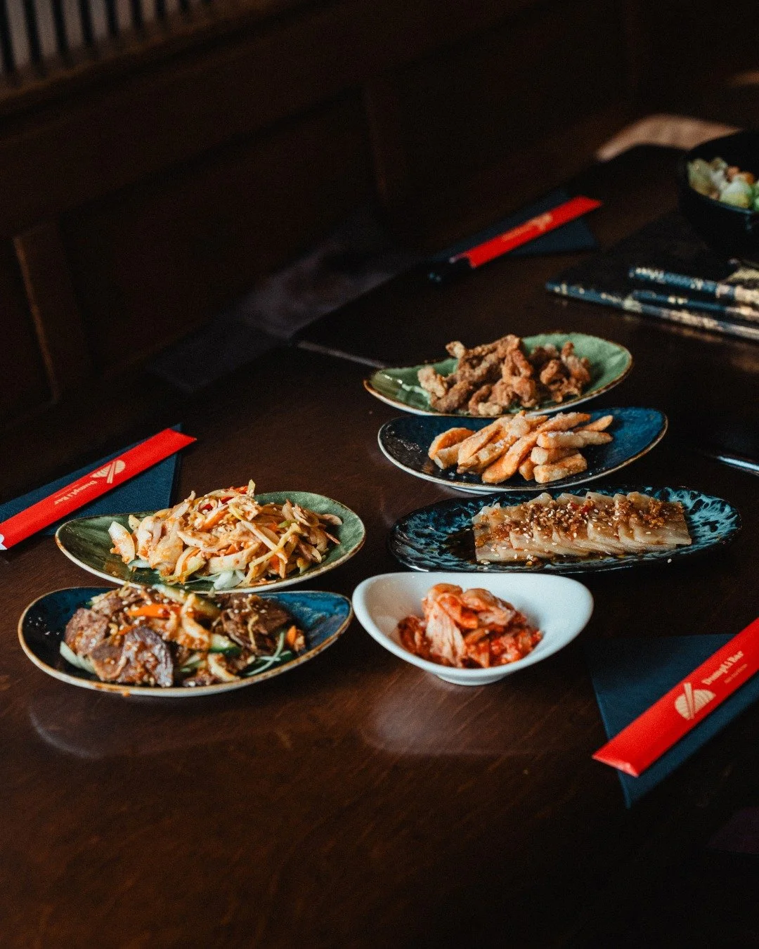 𝗞𝗹𝗲𝗶𝗻𝗲 𝗴𝗲𝗿𝗲𝗰𝗵𝘁𝗲𝗻, 𝗴𝗿𝗼𝘁𝗲 𝘀𝗺𝗮𝗸𝗲𝗻.
Van crispy bites tot frisse salades, elk gerecht brengt een stukje Asian soul naar je tafel. Uniek, krachtig en altijd met aandacht bereid. 🍜🥢