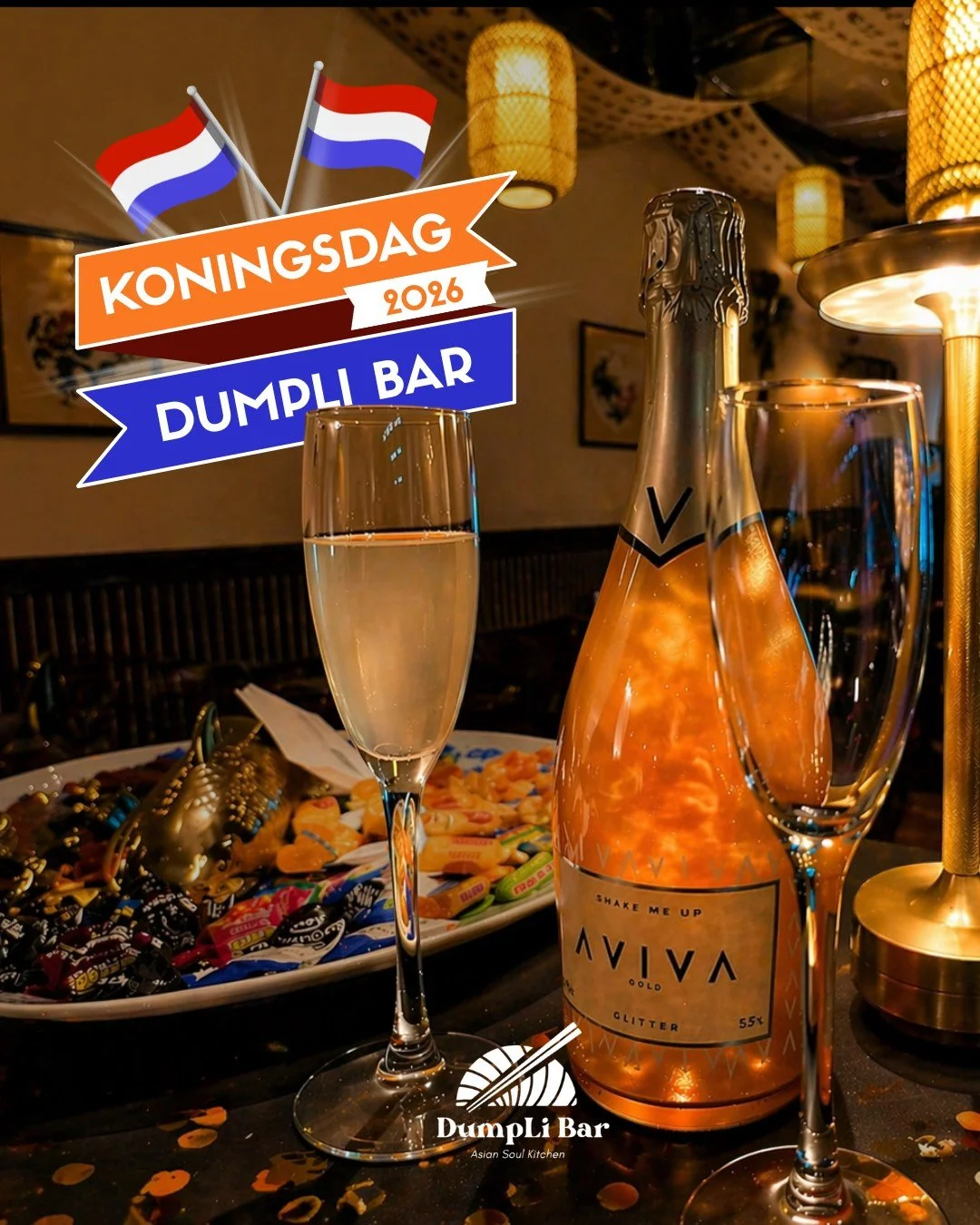 🎉 𝗩𝗶𝗲𝗿 𝗞𝗼𝗻𝗶𝗻𝗴𝘀𝗱𝗮𝗴 𝗯𝗶𝗷 𝗗𝘂𝗺𝗽𝗹𝗶 𝗕𝗮𝗿!

Wij zijn 𝗴𝗲𝗼𝗽𝗲𝗻𝗱 𝘃𝗮𝗻 𝟭𝟮:𝟬𝟬 - 𝟮𝟮:𝟬𝟬 om samen Koningsdag te vieren!
Kom gezellig langs voor een welkomstdrankje: kies tussen een glas Aviva champagne of, als je liever alco