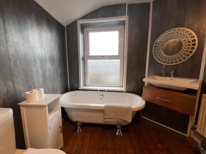 Clean bathroom facilities in serviced flat for professionals