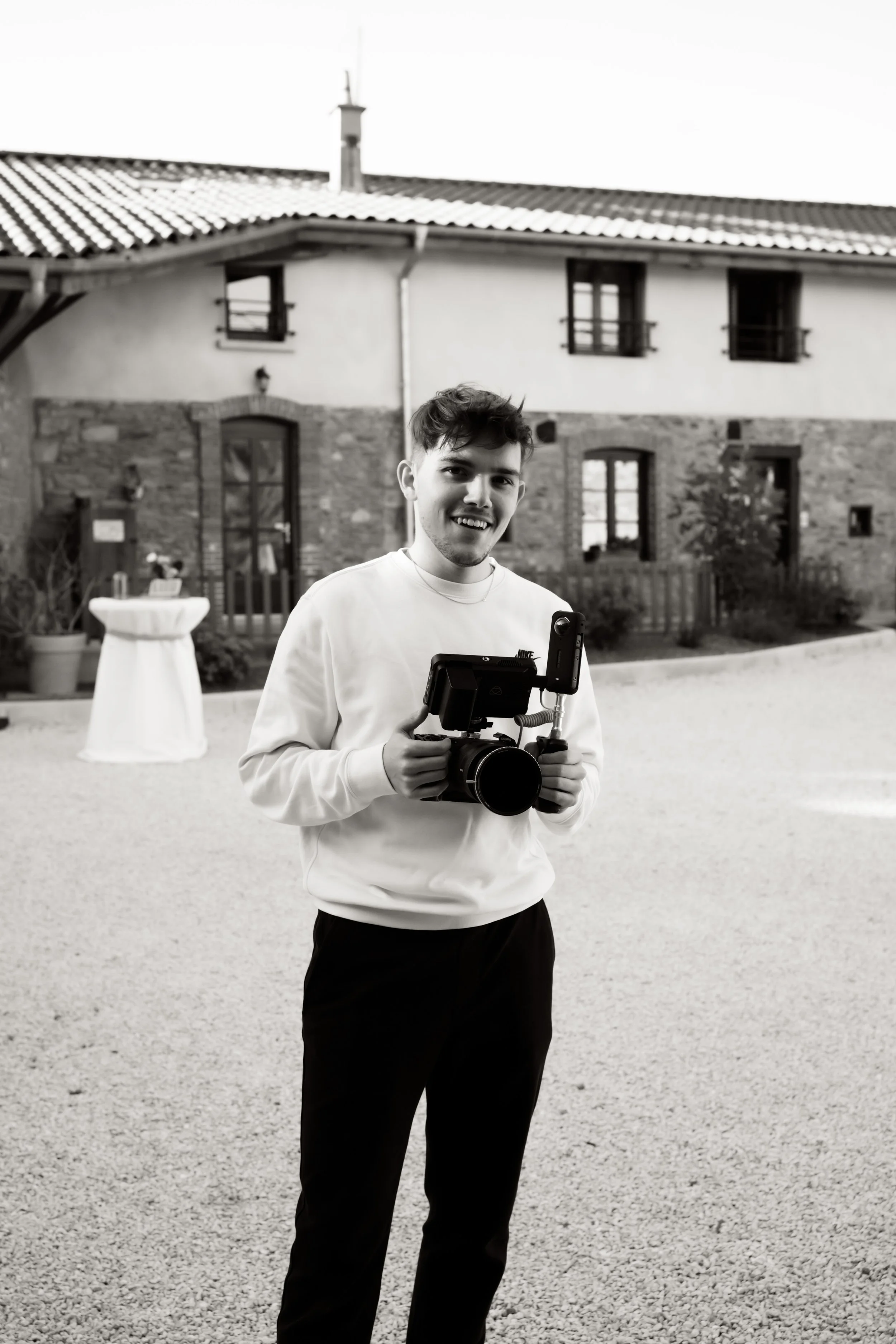 Photos de Léo THOMAS tenant une caméra professionnelle dans les mains - Léo THOMAS | Vidéaste Lyon | leofilms.fr