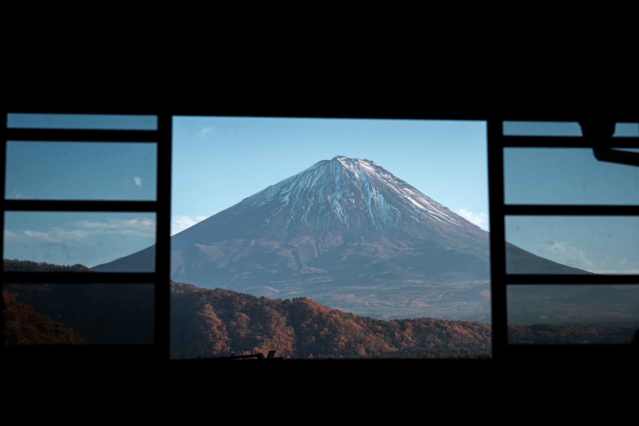 Vue du Mont Fuji à travers une fenêtre