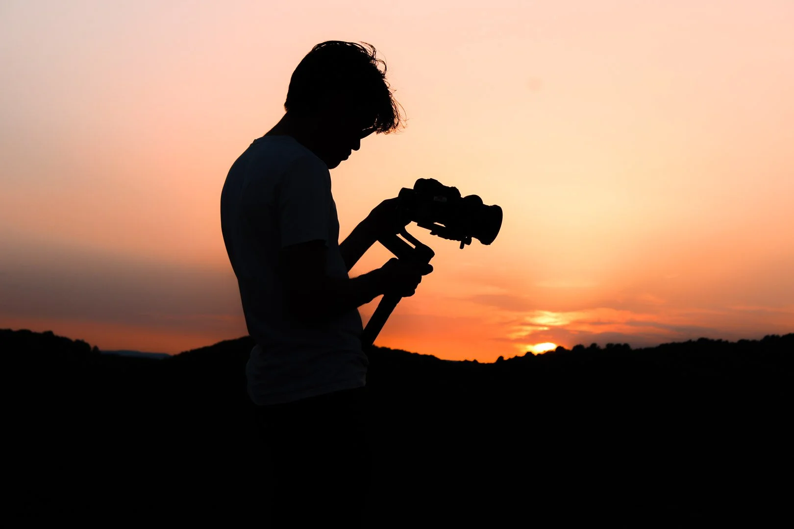 Photos de Léo THOMAS tenant une caméra professionnelle sur stabilisateur - Léo THOMAS | Vidéaste Lyon | leofilms.fr